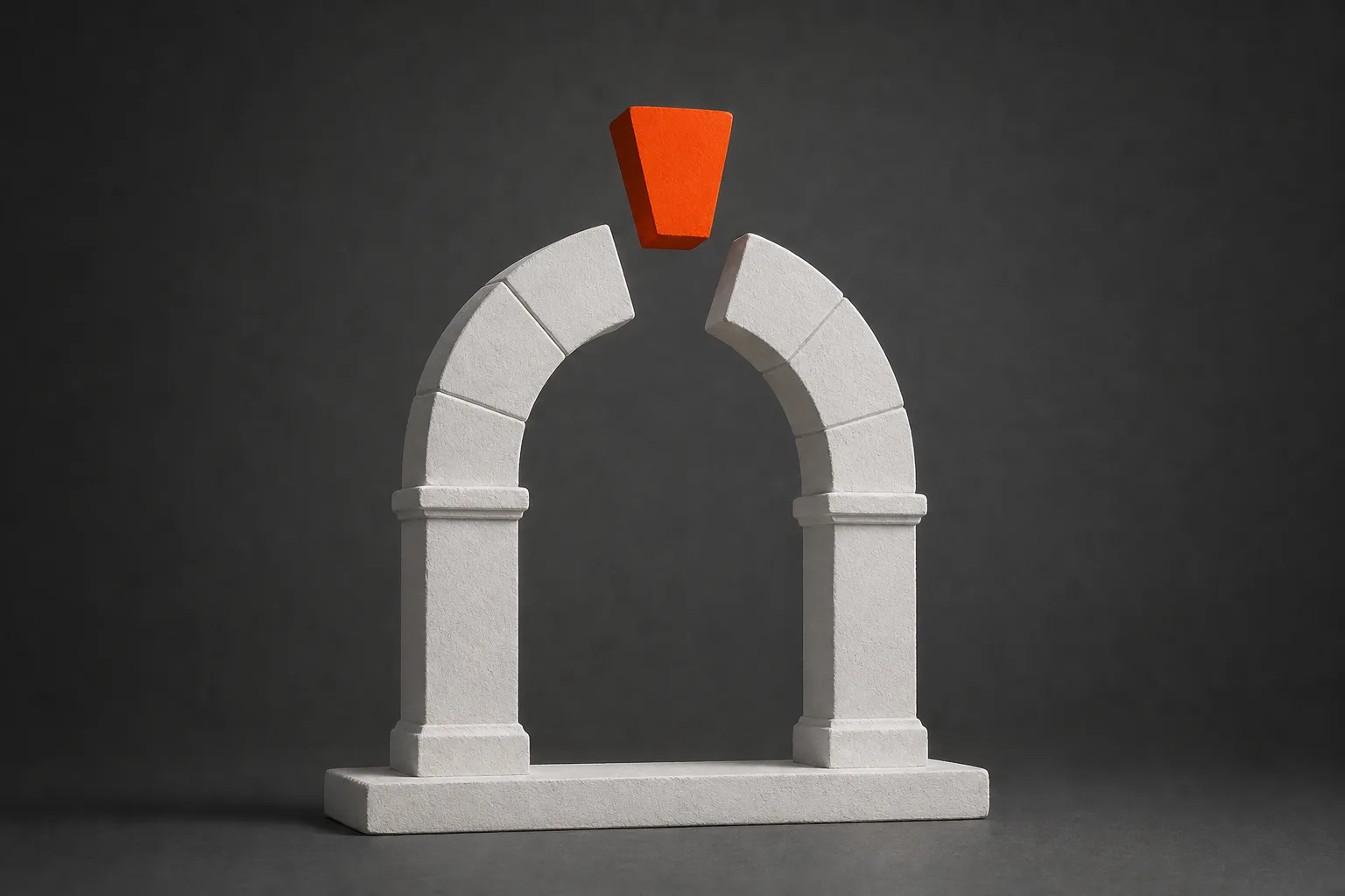 Un arco de piedra sin su clave, con la piedra naranja encajando en su sitio